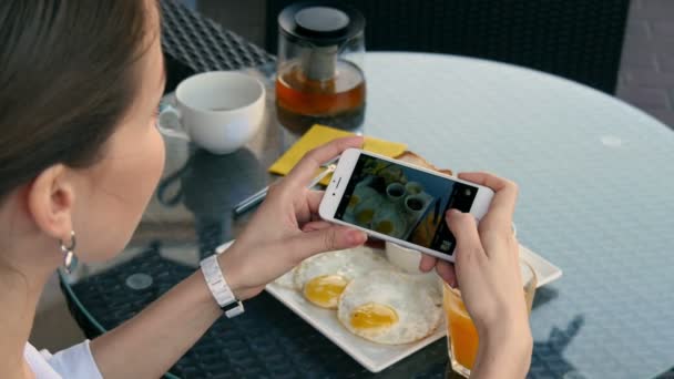 Жінка фотографує свою їжу — стокове відео