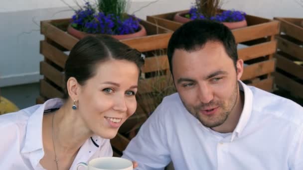 Szczęśliwy przedsiębiorców na lunch poza w kawiarni — Wideo stockowe