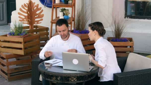 Teleurgesteld zakenman scheurt een document, contract of overeenkomst in café — Stockvideo
