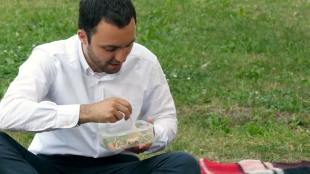 Empresario en el parque. Trabajar y relajarse. Conferencia en línea . — Vídeo de stock