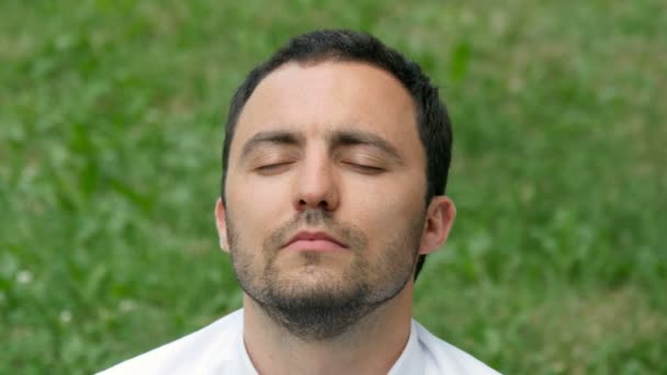 Homem empresário meditando ao ar livre em pose de lótus — Vídeo de Stock