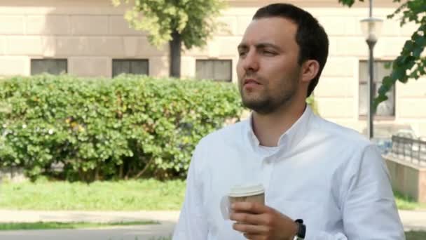 Hombre de negocios tomando café al aire libre en el parque — Vídeo de stock