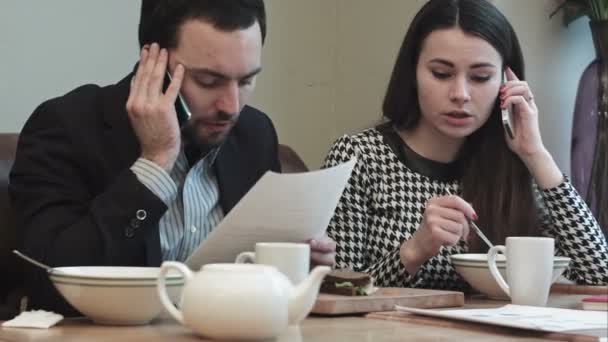 Gente de negocios hablando por teléfono en la hora del almuerzo — Vídeos de Stock