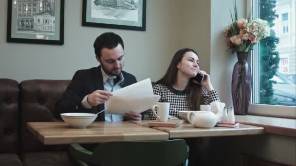 Colleagues at cafe — Stock Video