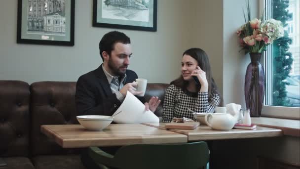 Colegas en la cafetería — Vídeos de Stock