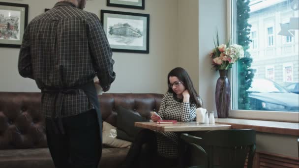 Hombre camarero dando llevar café a la mujer en el café . — Vídeo de stock