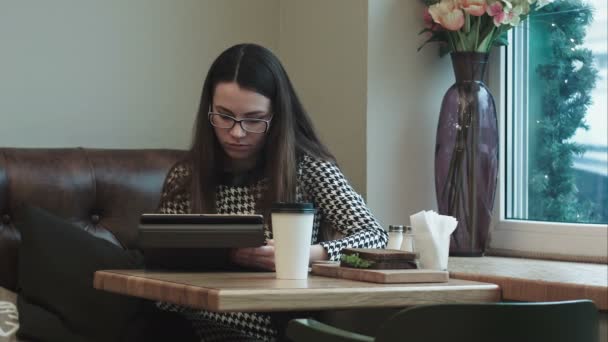 Деловая женщина на обеде с планшетом в кафе или ресторане работает — стоковое видео