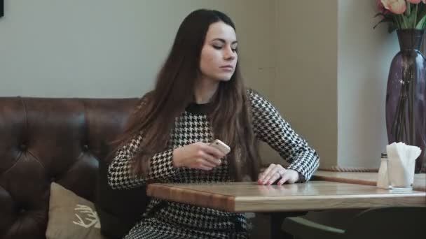 Деловая женщина заходит в кафе и делает заказ — стоковое видео
