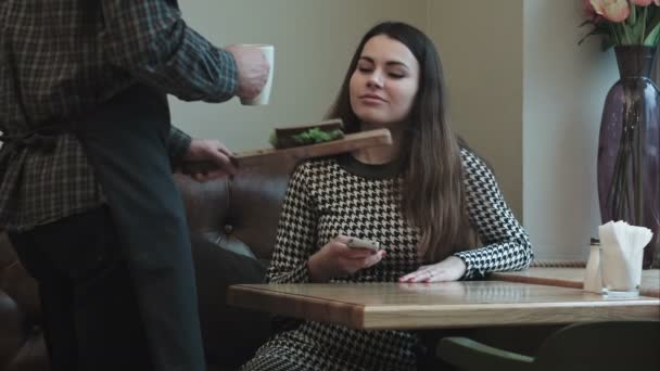 Witer sirve orden de las mujeres en la cafetería — Vídeo de stock