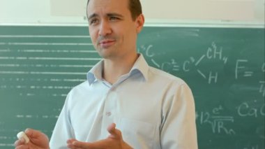 Kara tahta sınıfa konuşmak okul sınıf yakınındaki genç öğretmen