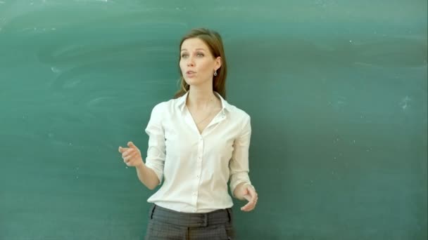 Soruyu soran sınıfın önünde duran öğretmen — Stok video