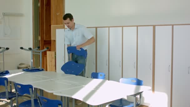 Professores classe fechada, colocando cadeiras em mesas — Vídeo de Stock