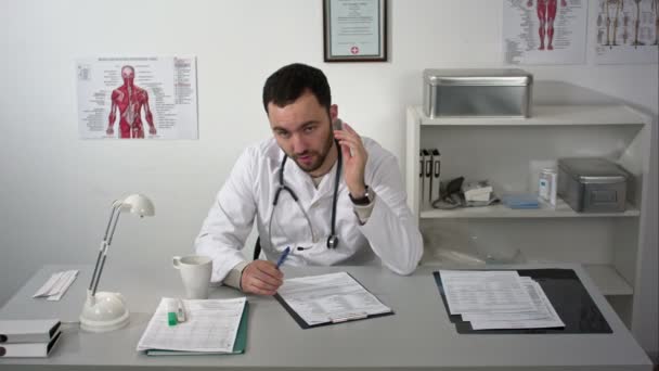 Lekarz tłumacząc o mięśnie szyi w gabinecie lekarskim — Wideo stockowe