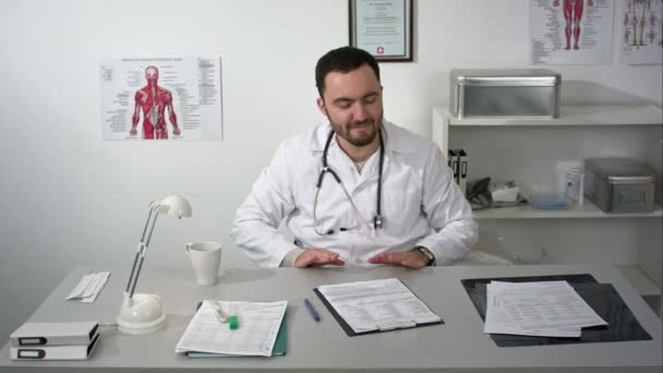 Feliz médico animado dançando no local de trabalho ouvindo música — Vídeo de Stock