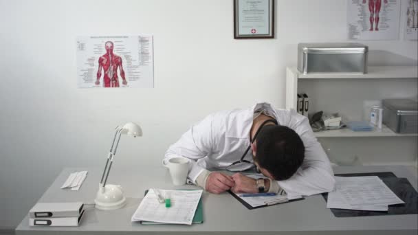 Medico dormire al lavoro — Video Stock