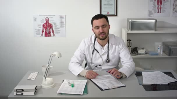 Um médico furioso batendo o punho na mesa na frente dele . — Vídeo de Stock