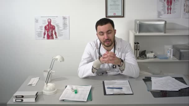 Médico o médico pidiendo dinero y soborno con gesto — Vídeos de Stock