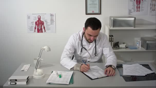 Médico doente espirra e tosse — Vídeo de Stock