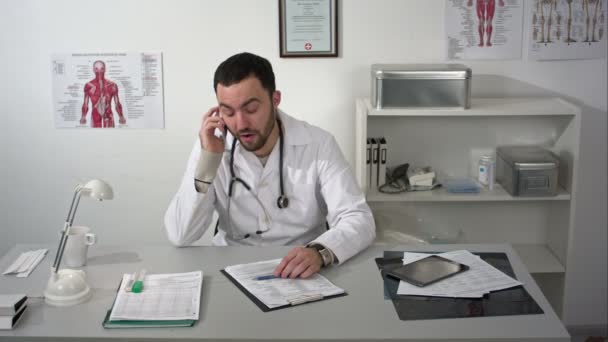 Médico enojado o juramento médico por teléfono — Vídeo de stock