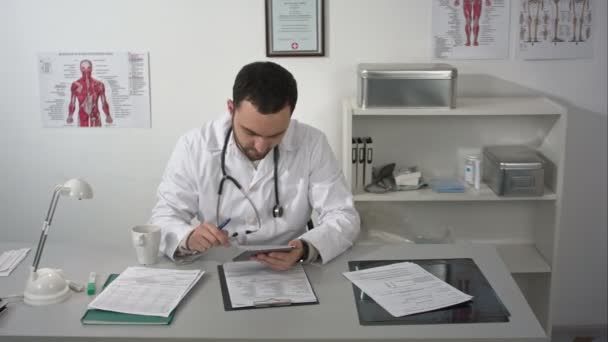 그의 직장에서 의사의 timelaps 일 — 비디오