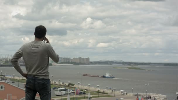 Επιχειρηματίας που ταξιδεύει. Μιλώντας στο κινητό του τηλέφωνο κοντά σε Ποταμός — Αρχείο Βίντεο