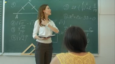 Kara tahta üzerinde öğretmen ve matematik formülleri