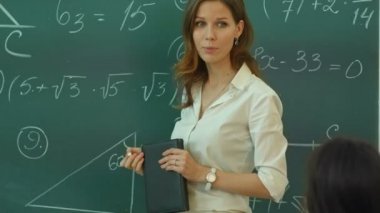 Öğretmen matematik kara tahta üzerinde yapıyor