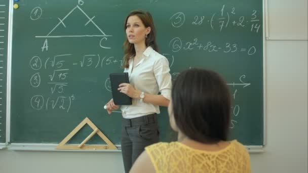 Chytré jistý studentka v učebně psaní na tabuli matematika — Stock video