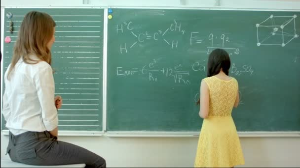 女性の化学者は分子の構造を示しています — ストック動画