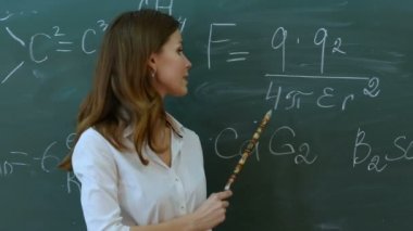 blackboard arka plan sınıfta öğretmen açıklamak bir şey phisics.