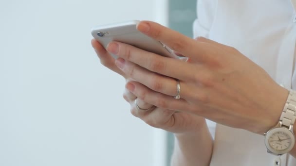 Young female teacher writes an SMS to your mobile phone. — 비디오