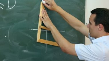 Genç öğretmen veya öğrenci formülü ile bir kara tahta üzerinde çizgi grafiği çizme