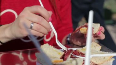 Prosciutto ile bruschetta yapan kadın elleri