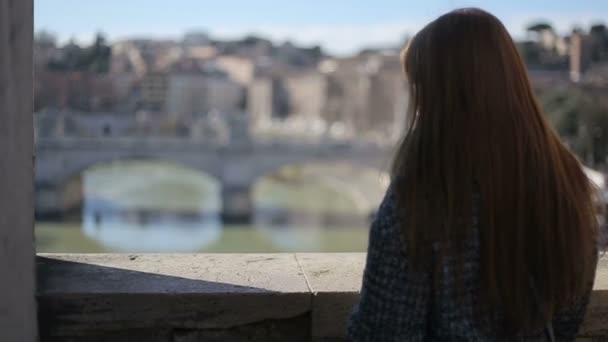 Joven mujer disfrutando de la vista de tiber en roma — Vídeo de stock
