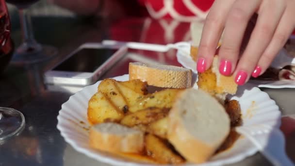 Ręka Pani przygotowuje Tapas na talerzu — Wideo stockowe