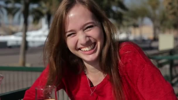 Güzel ve genç kadın gülme ve işaretleme portresi — Stok video