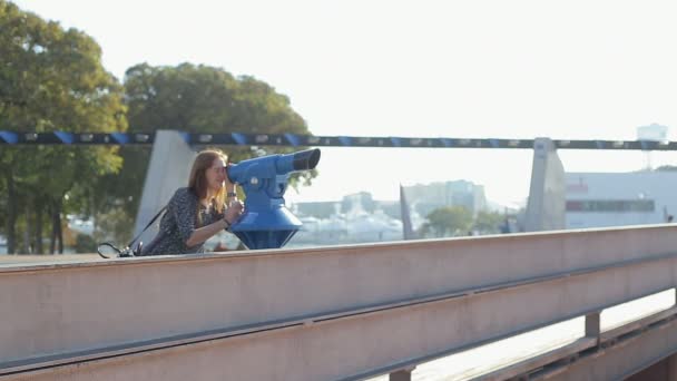 Woman on vacation looking through binoculars at the seascape — Stock Video