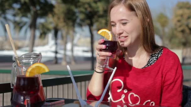 Jovem mulher clink óculos com namorado em um café de rua . — Vídeo de Stock