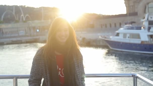 Mulher sob a luz do pôr do sol no barco à vela — Vídeo de Stock