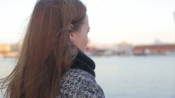 Kvinna sväng till kamera och framme under solnedgången ljus på segelbåten — Stockvideo