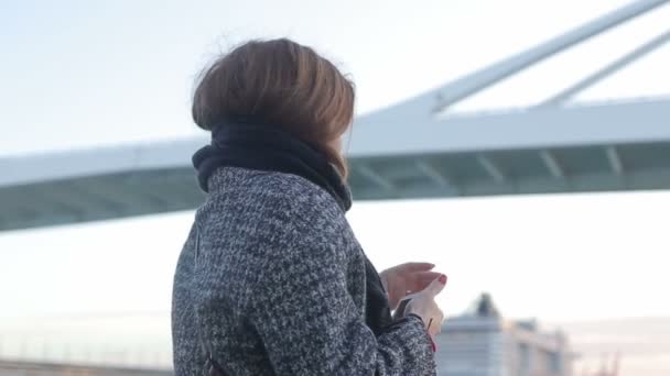 Mulher tirar foto da ponte portuária no barco à vela — Vídeo de Stock