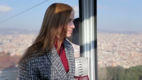 Retrato de bela fêmea em funicular — Vídeo de Stock