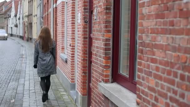 Femme s'éloignant de la caméra dans la rue européenne — Video