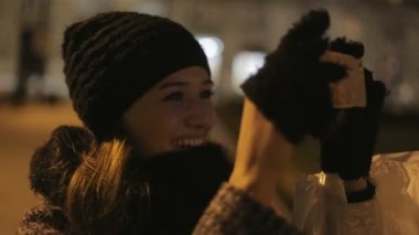 Güzel kız sokakta akşam resmi çekmek