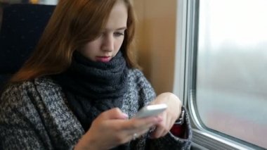 Tren bölmesi içinde cep telefonu kullanımı kadın