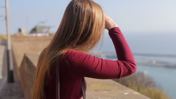 Schöne Mädchen genießen Blick auf sonnige Barcelona — Stockvideo