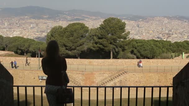 Женщина наслаждается прекрасным панорамным видом на Барселону — стоковое видео