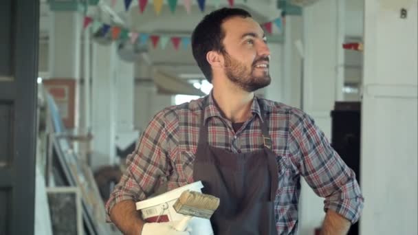 Retrato de Pintor con pincel listo para pintar la pared — Vídeo de stock