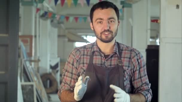 Trabajador barbudo decir algo con sonrisa . — Vídeo de stock