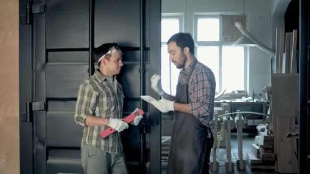 Kendi atölyesinde fikirleri tartışmak marangozlar — Stok video